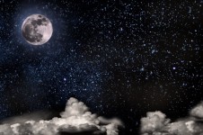 Cielo notturno con una grande luna