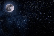 Cielo nocturno con luna grande