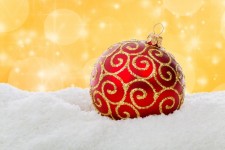 Boule de Noël rouge dans la neige