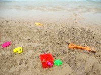 Giocattoli di sabbia sulla spiaggia