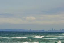 Mar con el horizonte de la ciudad y un f