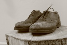 Chaussures debout sur bois