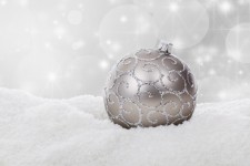 Zilveren Kerst bal in de sneeuw