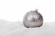 Zilveren Kerst bal in de sneeuw