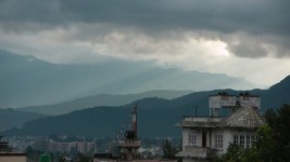 Os raios solares acima Kathmandu