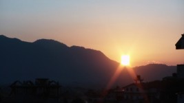 Zachód słońca w górach Katmandu.
