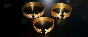 Trzy złote bransoletki viking
