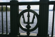 Trident emblème sur le pont