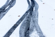 Des marques de roues dans la neige