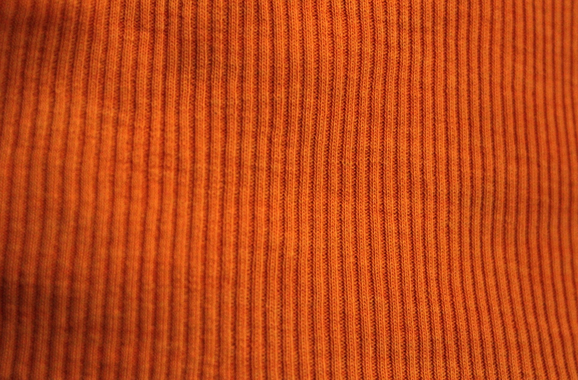 коричневом фоне ткани