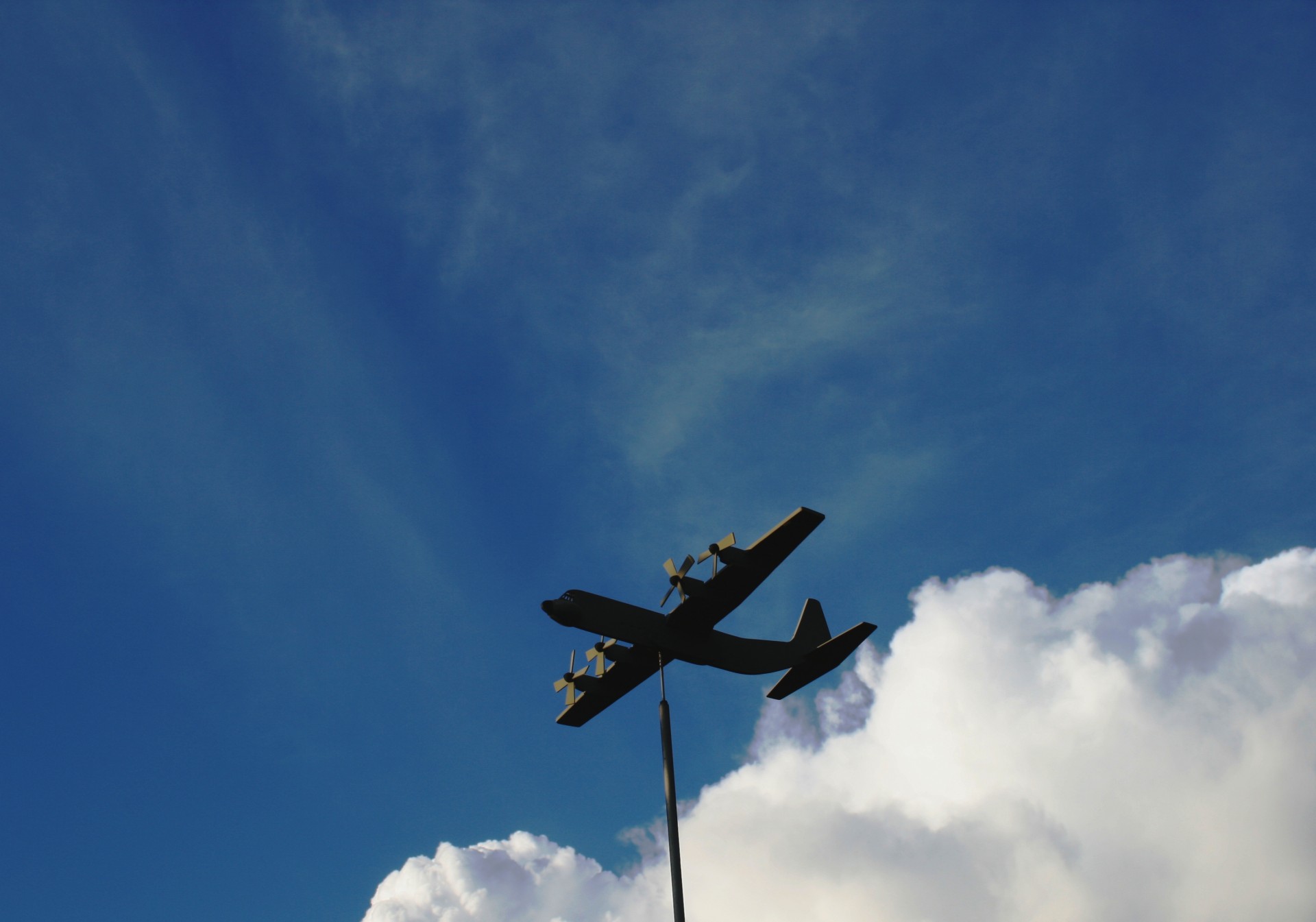 С-130, летевший с моделью облака