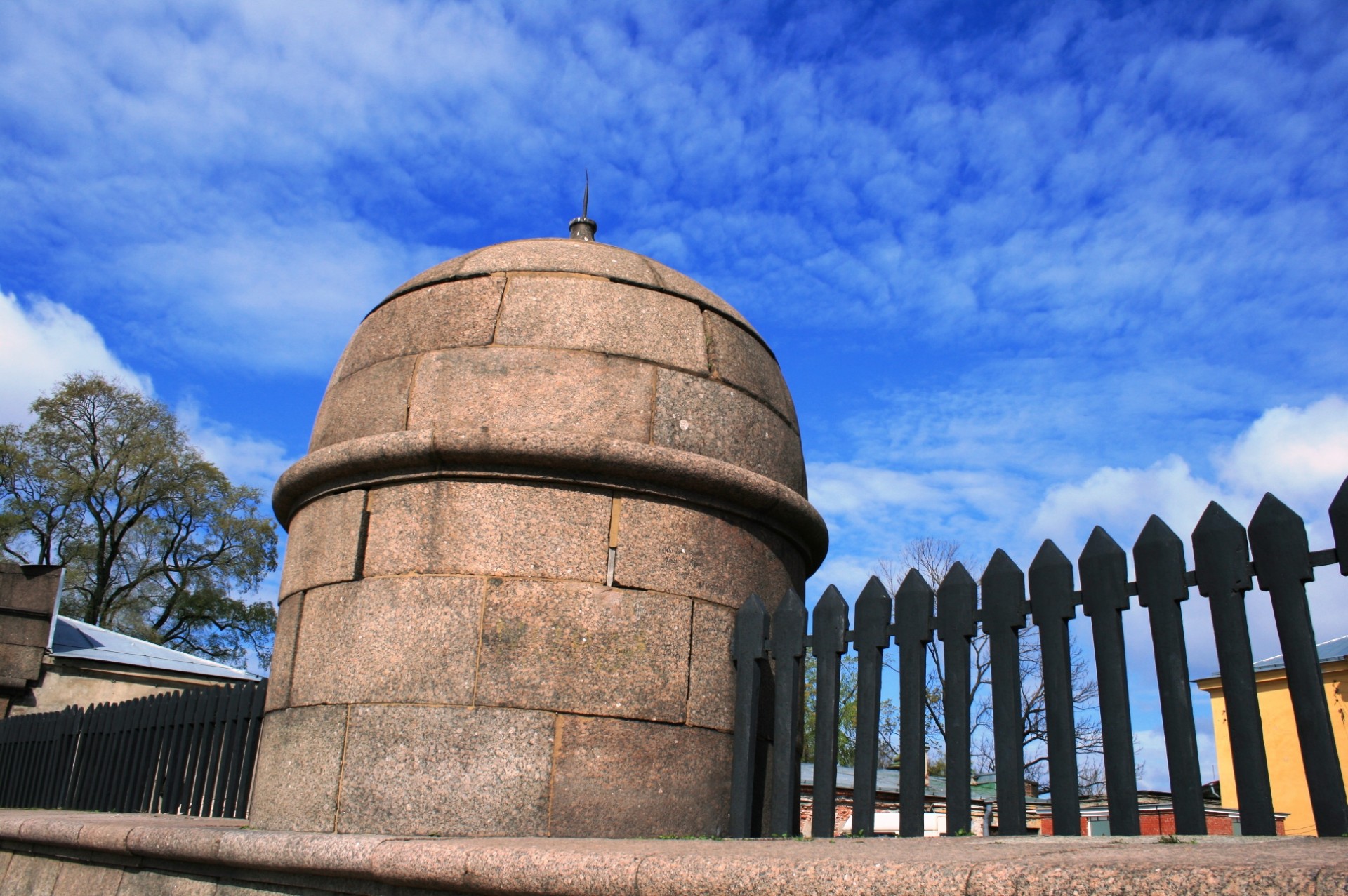 куполообразные башни на стене крепости