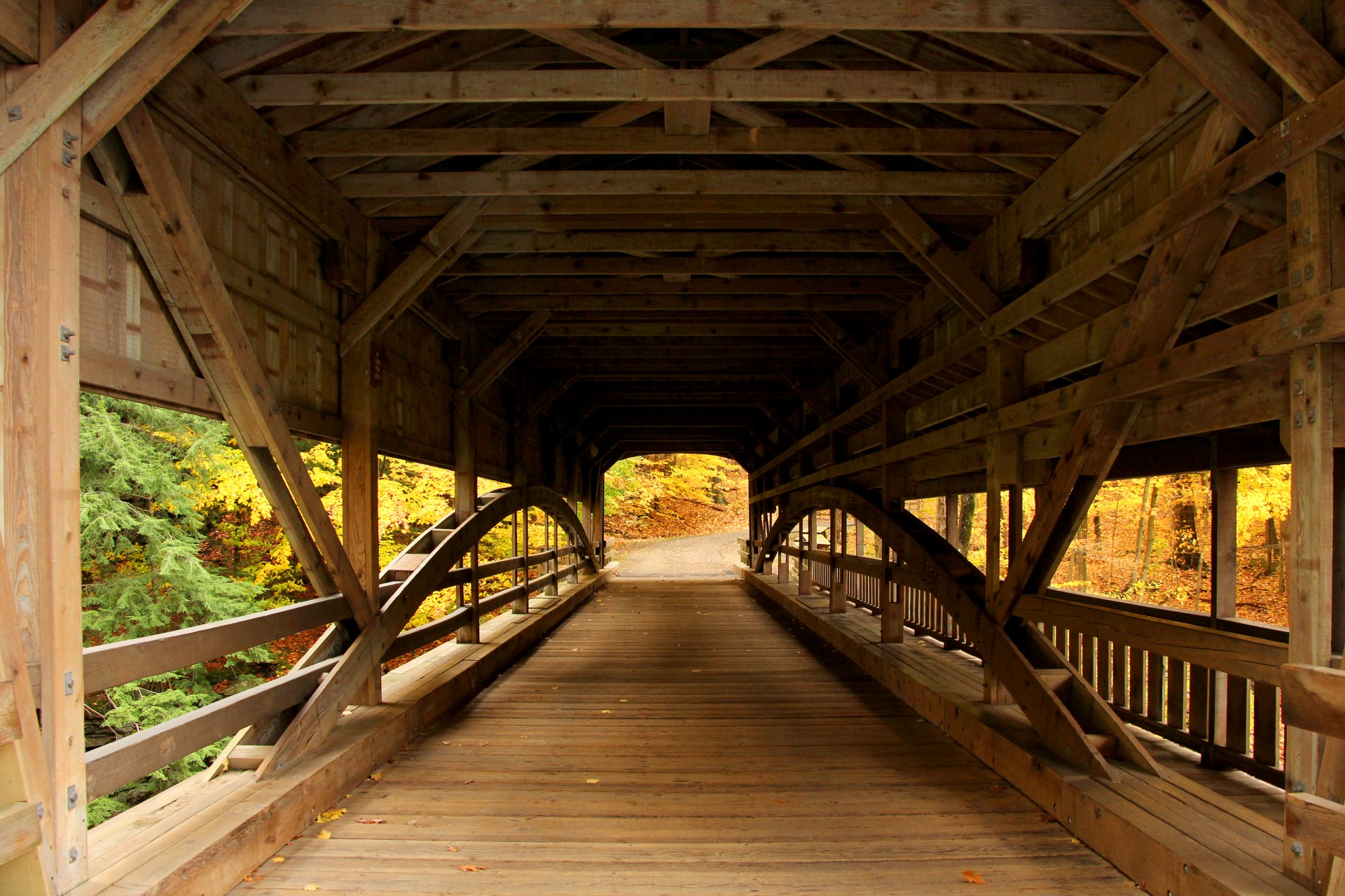 Внутри крытого моста