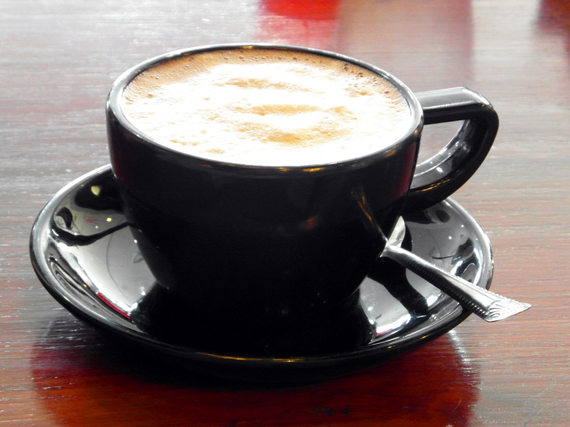 Latte într-o ceașcă de cafea neagră