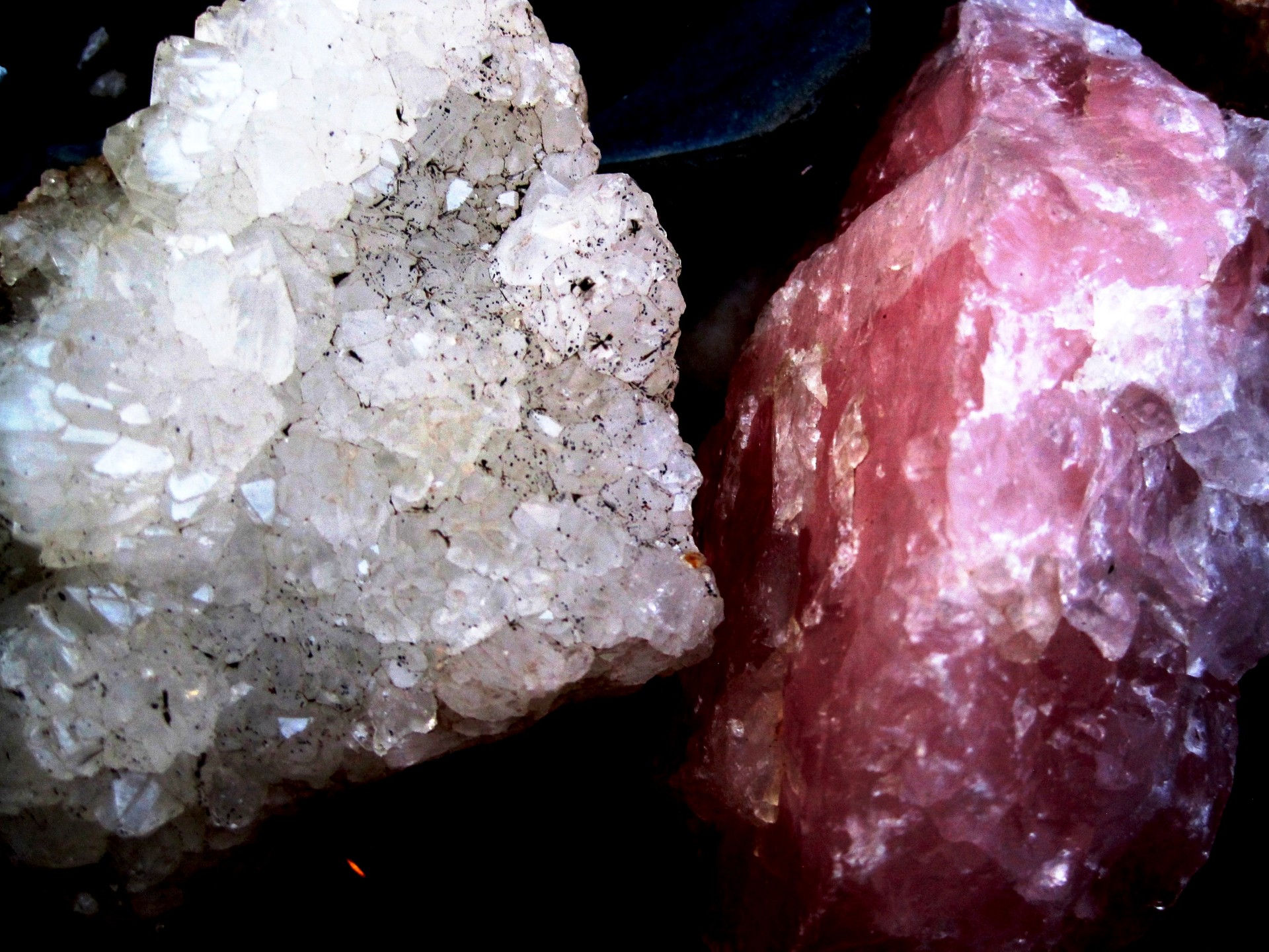Розовый кварц и белый кристалл