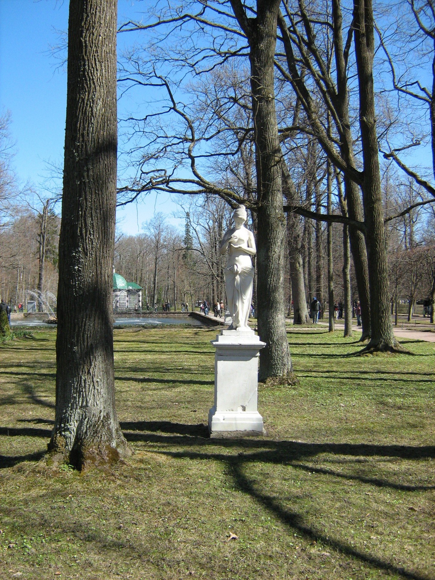 Статуя в парке Петергофа