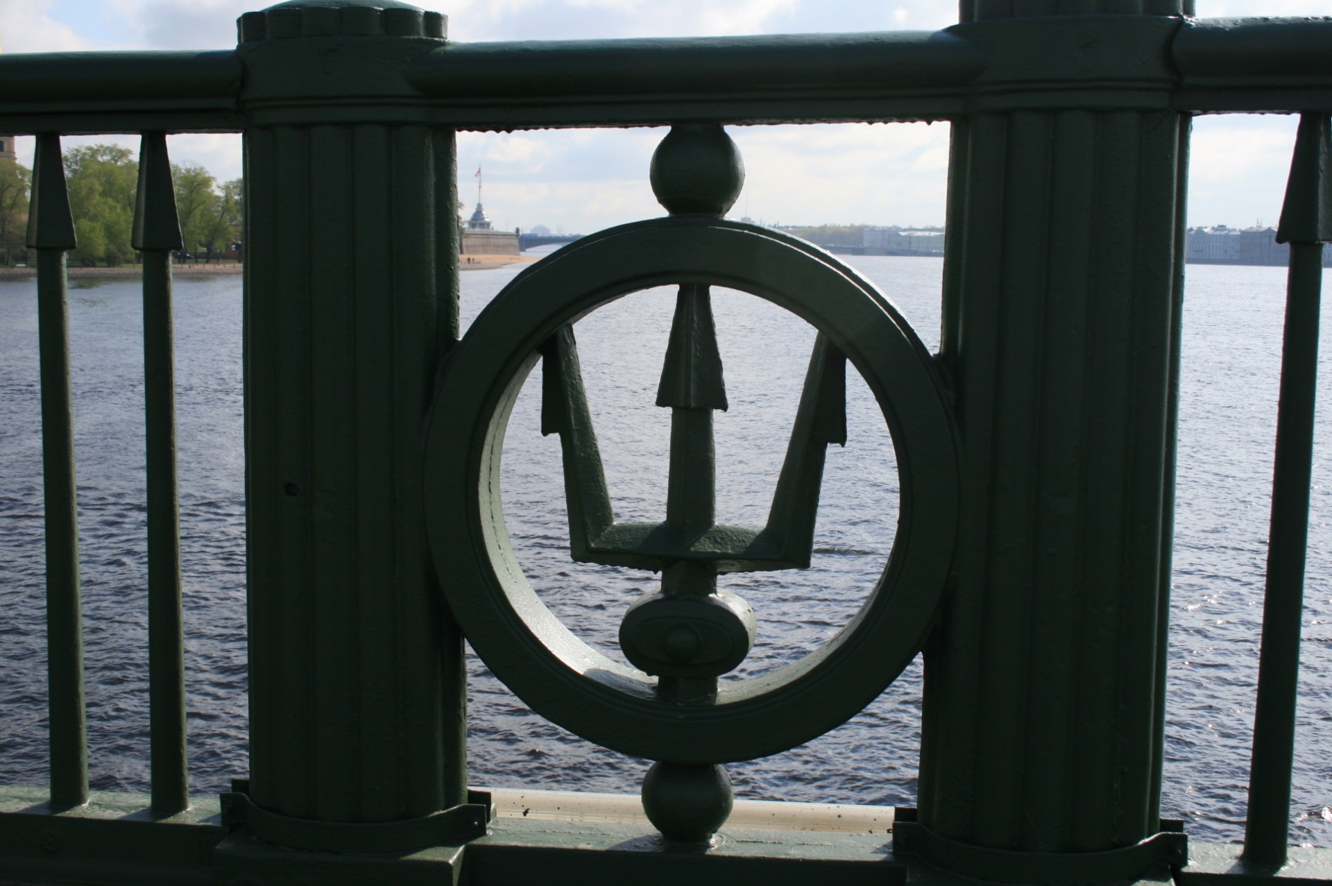 Trident эмблема на мосту