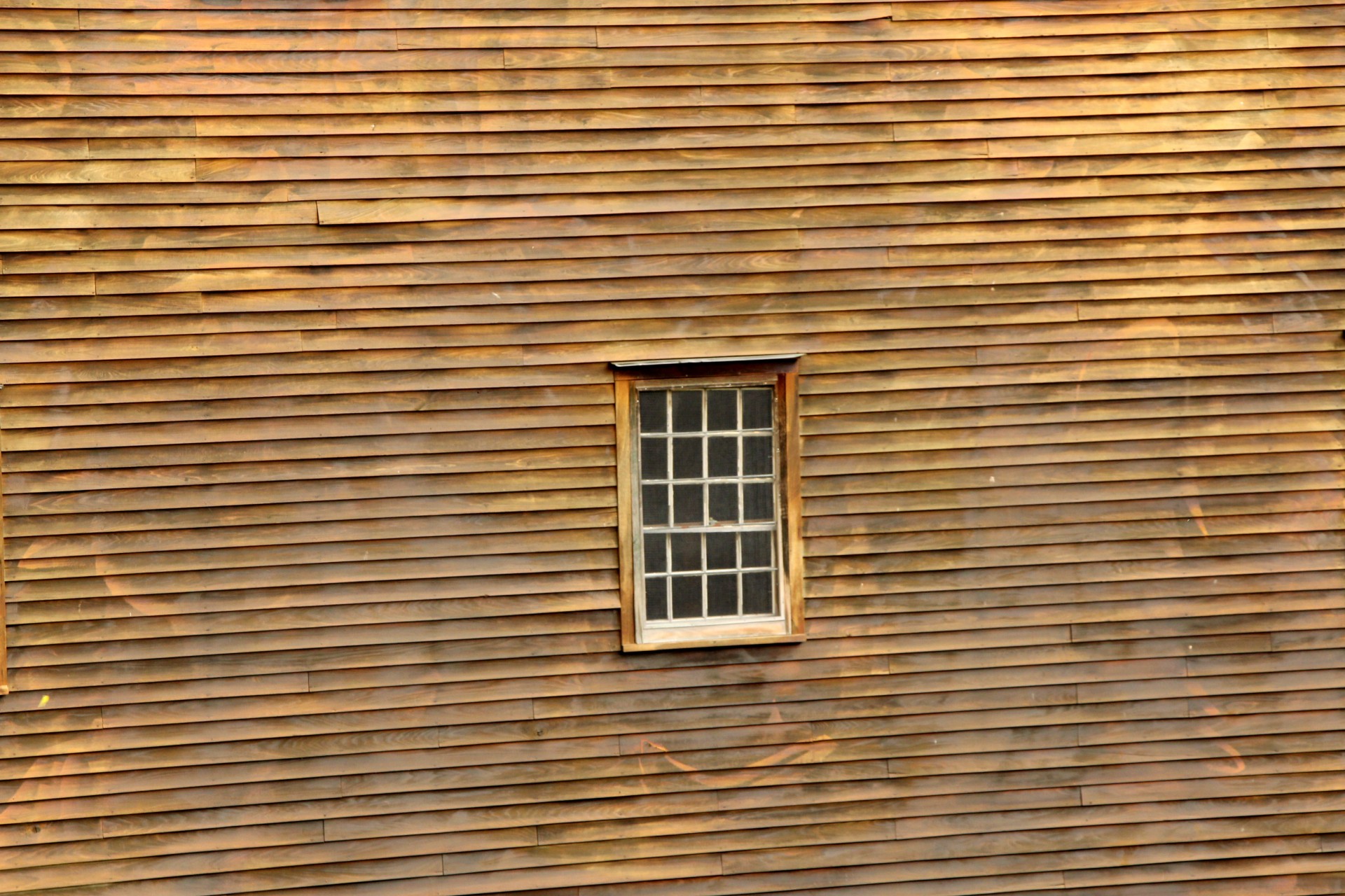 Окно в деревянной стене