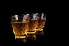 Bevanda alcolica in piccoli bicchieri