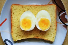 Gekochtes Ei auf Brot
