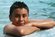 Junge im Schwimmbad