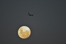 Luna que pasa aviones Jet