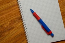 Niebieski długopis i notes