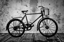 Oude fiets op een houten vloer