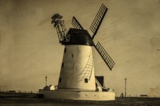 Starý kamenný větrný mlýn