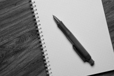 Caneta e notebook - preto e branco