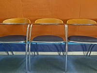 Trzy puste krzesła