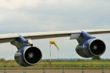 Dois motores de b-707 e biruta