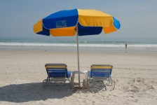 Пляже стулья и зонтик