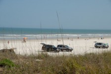 Auta zaparkovaná na pláži