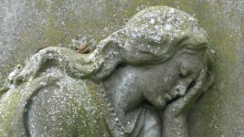 Kirchhof-Engel im Friedhof