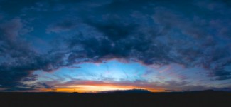 砂漠の日没のパノラマ