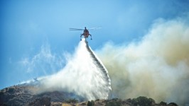 Brandbekämpnings Helikopter Fights Wild