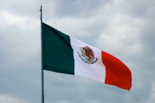 巨大なメキシコの旗の波
