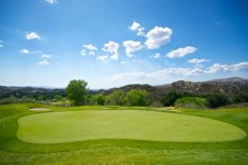 Golf Green pod modrou oblohou