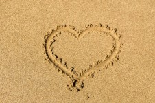Coeur dessiné dans le sable