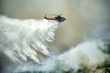Helikopter Droppar Vatten