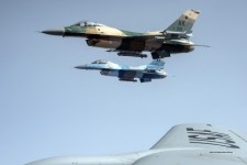 En vuelo Refule F-16 halcones