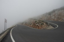 Misterioso carretera de niebla de montañ