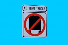 No a través de camiones signo