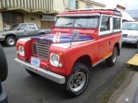 Gammal röd Land Rover
