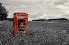 Piros telefonfülke