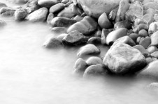 Rocks i vattenflöde