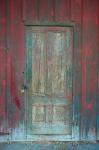 Rustykalnym czerwono drewniane drzwi
