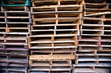 Стек деревянных паллетах