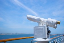 Teleskop På Cruise Ship Räcke